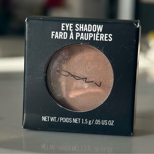 Mac eyeshadow in “Era” Satin